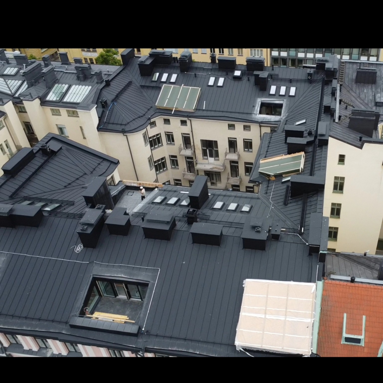 Eteläranta 4 — Tumšā jumta plaknes, skursteņi un jumta logi
