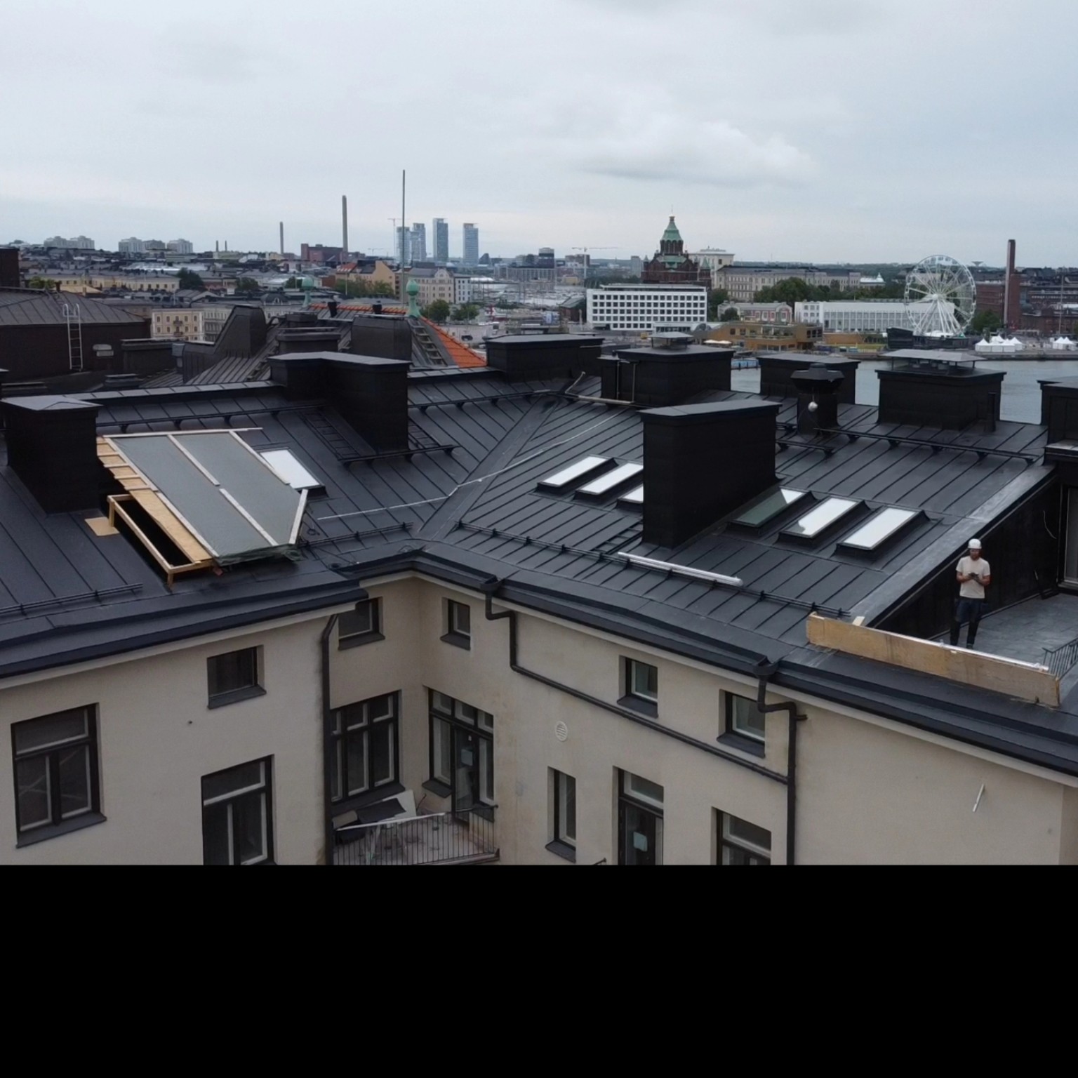 Eteläranta 4 — Valcēts jumts un jumta logi ostas virzienā