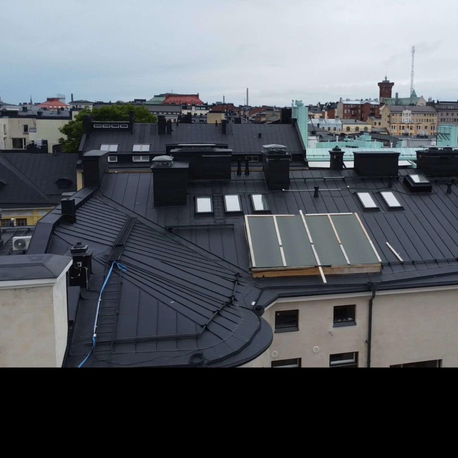 Eteläranta 4 — Liekta dzega un valcētā jumta detaļas